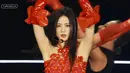 Kemudian Jisoo tampil merah merona dibalut custom dress bunga dari koleksi FW23 David Koma. [Twitter/villainpinks].