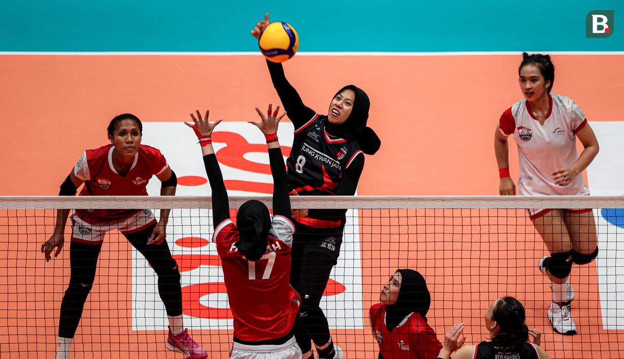 <p>Pemain tim putri Indonesia All Star, Megawati Hangestri (tengah) melepaskan spike yang berusaha diblok pemain Red Sparks, Wilda Siti Nurfadhilah pada laga ekshibisi bola voli fun volleyball di Indonesia Arena, Senayan, Jakarta, Sabtu (20/4/2024). Tim putri Indonesia All Star kalah 2-3 (17-25, 15-25, 25-19, 25-18 dan 12-15). (Bola.com/Bagaskara Lazuardi)</p>