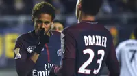 Pemain Paris Saint-Germain (PSG), Neymar merayakan keberhasilannya mengeksekusi penalti ke gawang SC Amiens pada laga Piala Liga Prancis di Stade de la Licorne, Rabu (10/1). PSG lolos ke semifinal usai menang dengan skor 2-0. (FRANCOIS LO PRESTI/AFP)