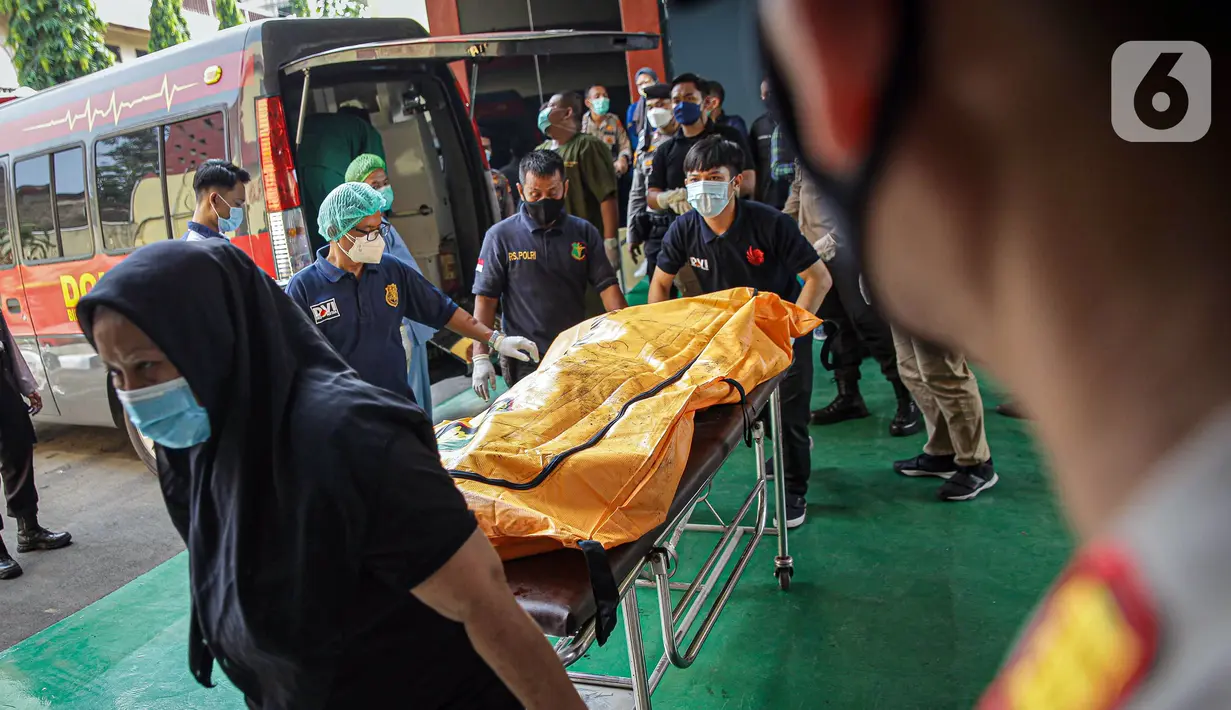 Petugas menurunkan kantong jenazah korban kebakaran Lapas Kelas I Tangerang dari ambulans di RS Polri Kramat Jati, Jakarta, Rabu (8/9/2021). Sebanyak 41 warga binaan tewas akibat kebakaran yang terjadi di Blok C 2 Lapas Kelas I Tangerang. (Liputan6.com/Faizal Fanani)