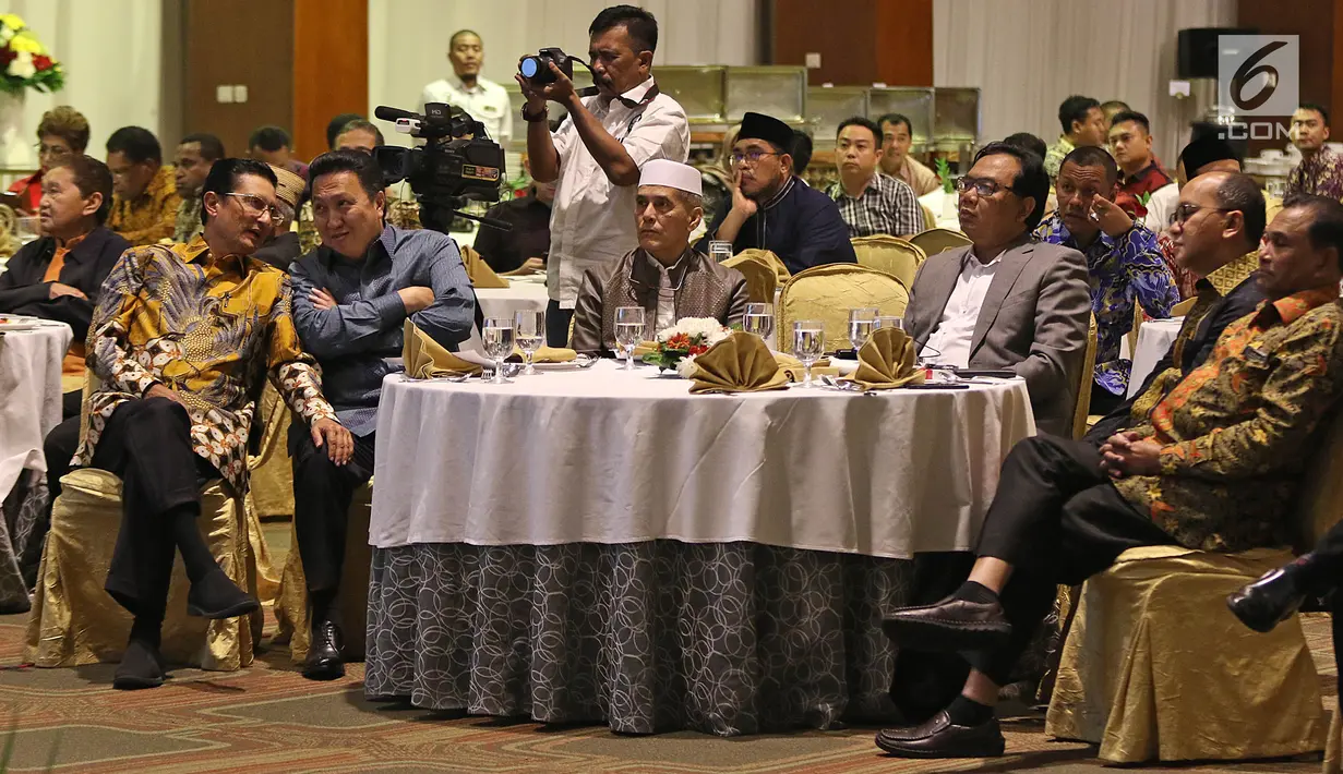 Para pembicara berbincang pada diskusi, di Jakarta, Senin (16/9/2019). Diskusi mengangkat tema merajut Sinergi DPD RI dan Indonesia Sentris Jokowi. (Liputan6.com/Herman Zakharia)