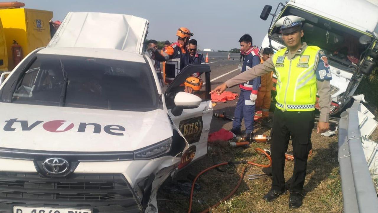 Polisi Olah TKP Kecelakaan Kru tvOne di Tol Pemalang, 3 Tewas
