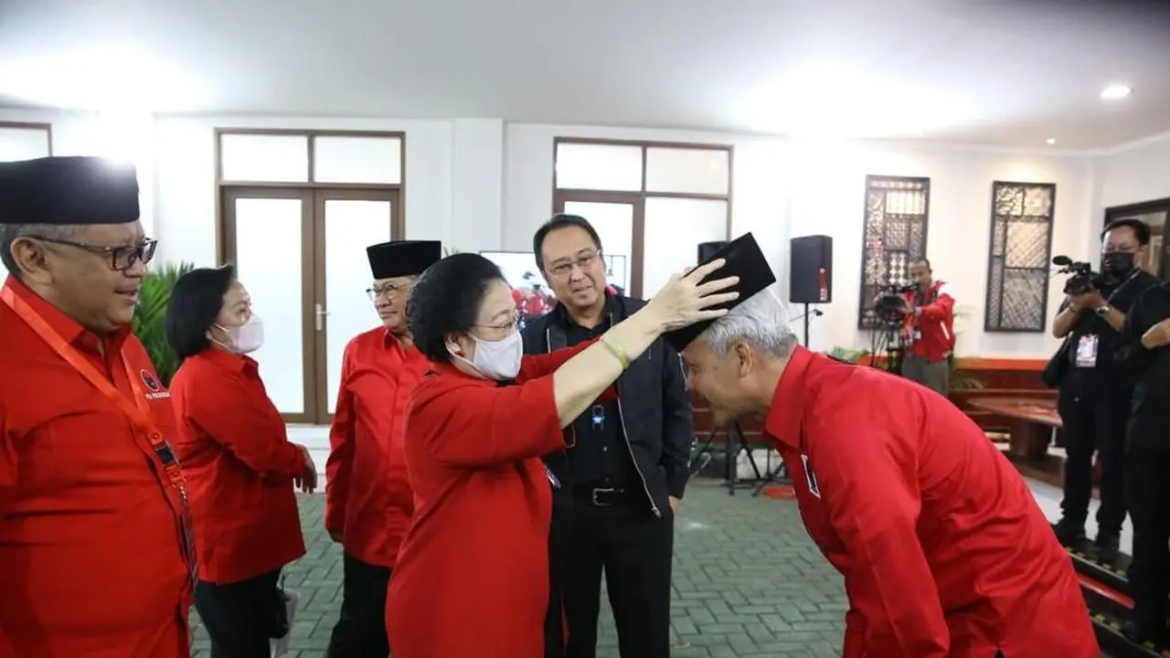 Ketum PDIP Megawati Soekarnoputri merapikan kopiah atau peci yang dikenakan Gubernur Jawa Tengah Ganjar Pranowo. (dok PDIP)