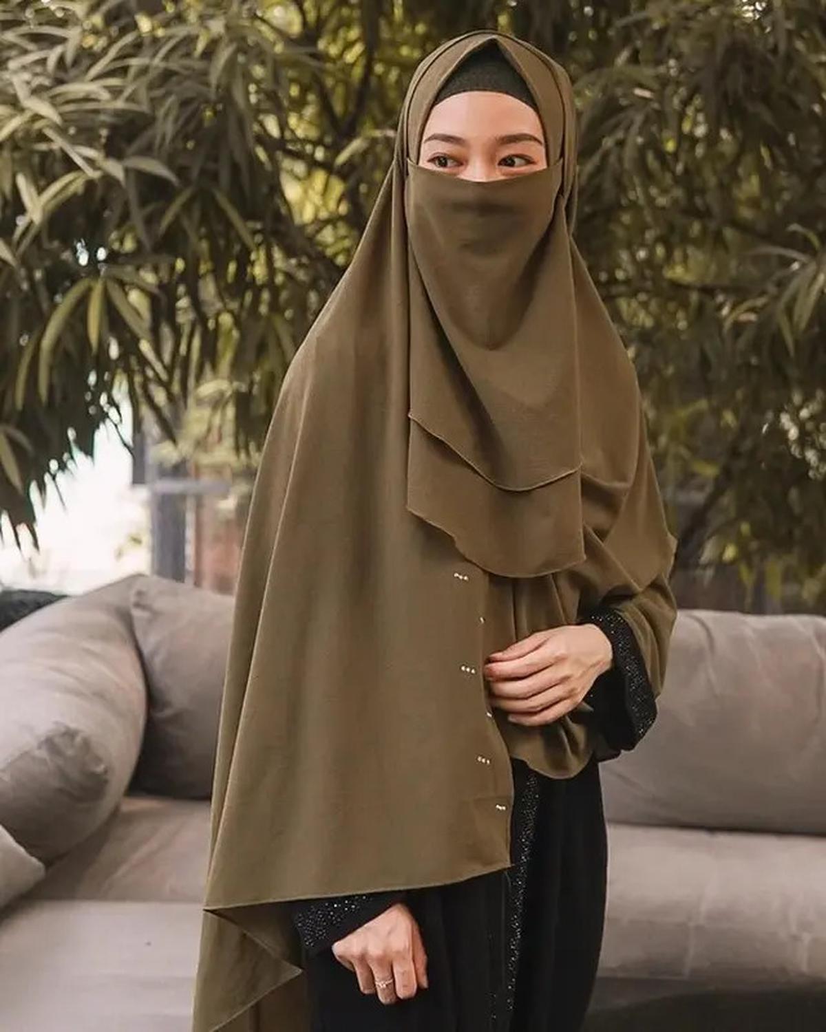 8 Pilihan Outfit Hijab Bercadar 2025 agar Tampil Modis dan Fashionable, Kamu Tertarik?