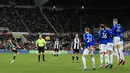 Newcastle menambah jarak skor jadi 3-1 pada menit ke-80. Kieran Trippier membubuhkan namanya di papan skor dengan tendangan bebas indah yang gagal dihentikan oleh Jordan Pickford. (AFP/Lindsey Parnaby)