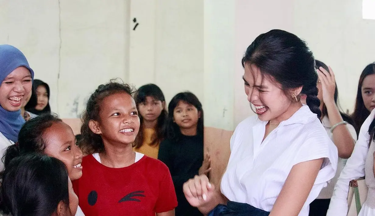 Maudy Ayunda tampil simple dengan kain batik lilit dipadukan dengan kemeja putih lengan pendek [@maudyayunda]