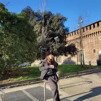 Pesona Ayu Ting Ting memang dikenal sebelas dua belas dengan idol Korea. Tidak hanya fasih bicara dalam bahasa Korea, beberapa penampilannya pun telah melokal bak eonnie-eonnie Korea. Seperti terlihat dalam foto liburannya ini. Ia mengenakan all black outfit, dengan puffer jacket, celana panjang, sling bag, topi yang semuanya hitam, dipadu dengan sneakers putih. Foto: Instagram.