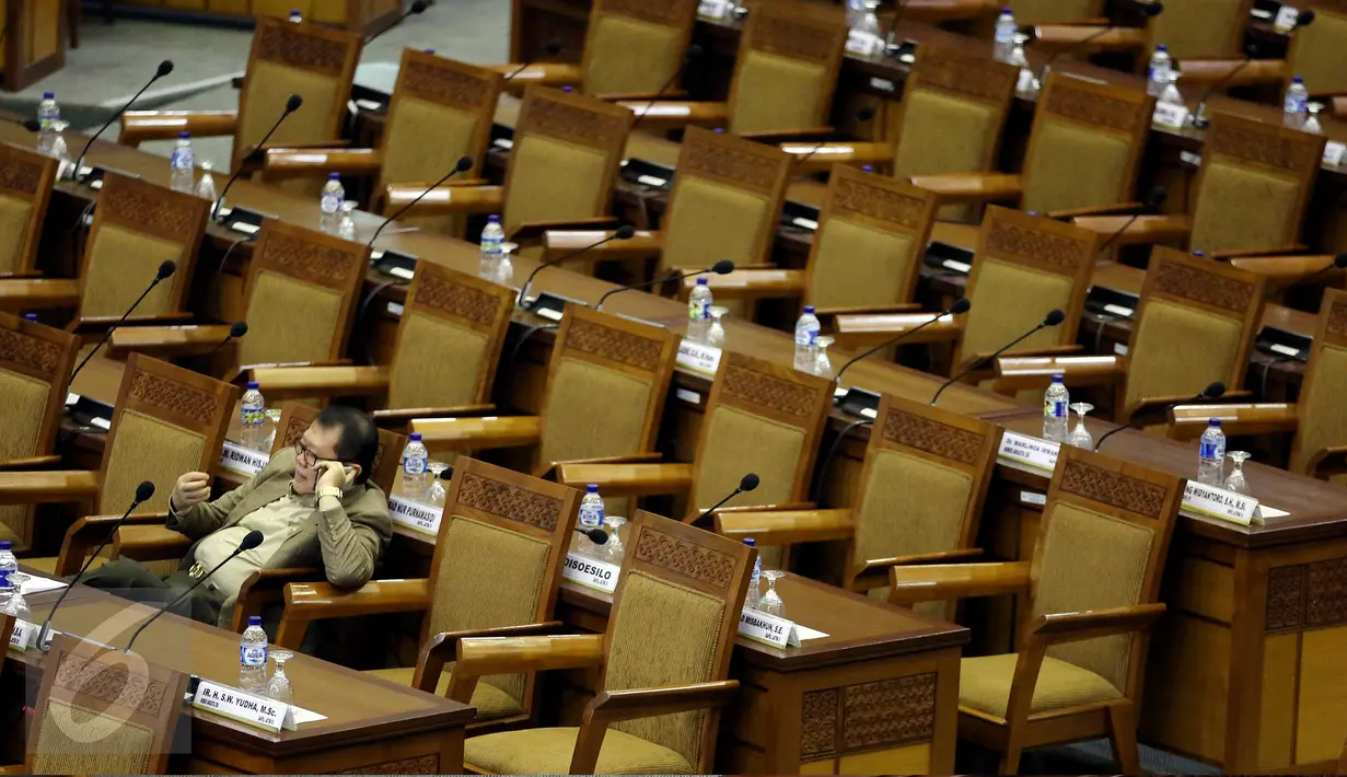 Seorang anggota dewan berbincang di ponsel disela rapat paripurna DPR di Kompleks Parlemen, Jakarta, Selasa (6/9). Dalam rapat, dibacakan surat Presiden Jokowi terkait pengajuan nama Komjen Budi Gunawan sebagai calon Kepala BIN. (Liputan6.com/Johan Tallo)