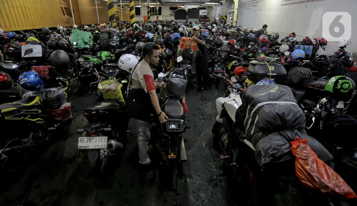 Dari pulau Jawa, pemudik dengan sepeda motor menggunakan Pelabuhan Ciwandan, Banten untuk menyeberang ke Pulau Sumatera. (Liputan6.com/Herman Zakharia)