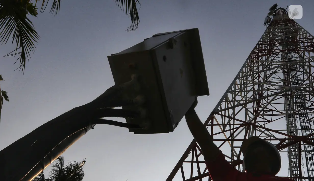 Petugas PT Tower Bersama Infrastructure Tbk (TBIG) melakukan perawatan rutin tower di Kepulauan Seribu, Rabu, 18/9/2019). PT TBIG memiliki 26.713 penyewaan dan 15.344 site telekomunikasi tersebar di seluruh indonesia, ditargetkan akan menambah 3000 penyewaan di tahun 2019. (Liputan6.com/Johan Tallo)