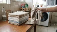 Cara Mengatasi Handuk yang Kaku dengan Bahan Dapur, Kembali Lembut