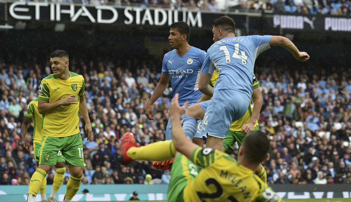 Pada menit ke-64 melalaui skema tendangan sudut, Aymeric Laporte mencetak gol ketiga. Tandukannya usai menerima umpan tendangan sudut Ilkay Guendogan meski masih dapat dihalau pemain belakang Norwich akhirnya mampu dituntaskan menjadi gol ke pojok gawang. (Foto: AP/Rui Vieira)