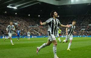 Selebrasi Sandro Tonali di laga Newcastle vs Qarabag di leg kedua playoff Liga Champions 2025/2026 di St. James Park, Rabu (25/02/2026) dini hari WIB. (AP Photo/Jon Super)