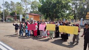Kesal Tak Kunjung Dapat Air Bersih, Warga Cikadu Protes ke Dinas PU