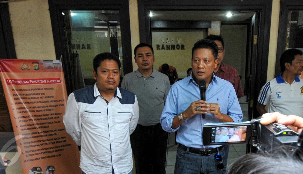 Direskrimum Polda Metro Jaya Kombes Khrisna Murti (kanan) saat pengungkapan kasus pencurian kendaraan bermotor dengan mengajak kencan pasangan sesama pria, atau kencan gay, di Mapolda Metro Jaya, Jakarta, Minggu (28/6). (Liputan6.com/Yoppy Renato)