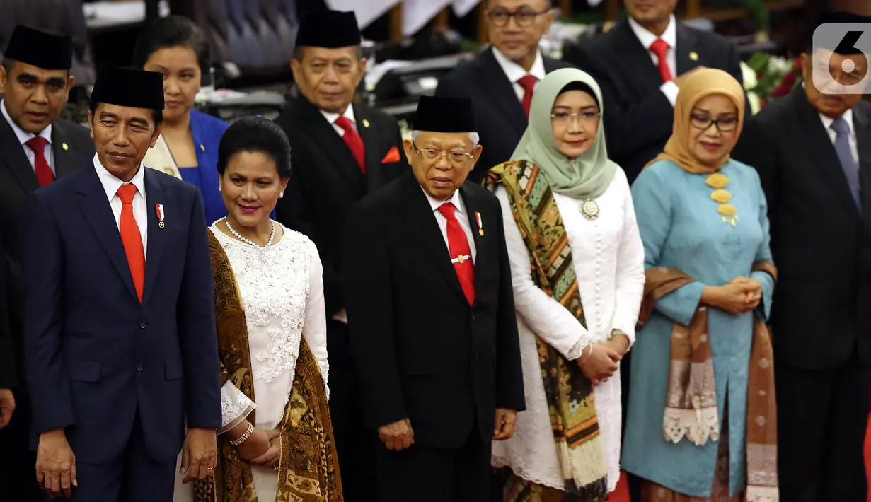 (kiri ke kanan) Joko Widodo atau Jokowi, Iriana, Ma'ruf Amin, Wury Estu Handayani, Mufidah, dan Jusuf Kalla foto bersama usai pelantikan Presiden dan Wakil Presiden RI periode 2019-2024 di Gedung Nusantara, Jakarta, Minggu (20/10/2019). (Liputan6.com/JohanTallo)