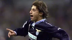 Hernan Crespo. Striker yang kini berusia 47 tahun dan telah pensiun sejak Januari 2012 bersama Parma dan kini menjabat manajer tim Duhail SC sejak Maret 2022 ini menjadi salah satu pemain Argentina dengan nilai transfer termahal. Momen itu terjadi saat ia didatangkan Lazio dari Parma pada awal musim 2000/2001 dengan nilai transfer 56,81 juta euro atau kini setara Rp871 miliar. Bertahan selama 2 musim di Lazio, ia total tampil dalam 73 laga di semua ajang dengan torehan 48 gol dan 2 assist. (AFP/Christophe Simon)