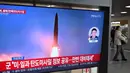 Peluncuran uji coba rudal Korea Utara ini terjadi di tengah menguatnya hubungan antara Jepang dan Korea Selatan. (JUNG YEON-JE/AFP)