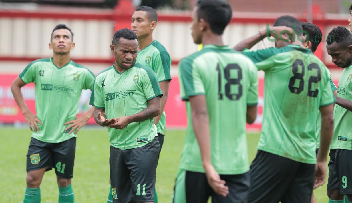Para pemain Persebaya bersiap melakukan latihan tertutup jelang laga Gojek Liga 1 bersama Bukalapak di Stadion PTIK, Jakarta, Senin (25/6/2018). Persebaya akan melawan Persija 26 Juni 2018. (Bola.com/Nick Hanoatubun)