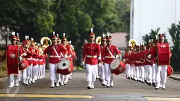 Anggota Paspampres menabuh genderang saat atraksi marching band di halaman luar Istana Merdeka, Jakarta, Minggu (28/8). Sebulan sekali masyarakat di Ibu Kota disuguhkan atraksi pergantian jaga Paspampres di lingkungan Istana. (Liputan6.com/Faizal Fanani)