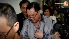 Budi Susanto, terdakwa kasus pengadaan alat simulator SIM tertunduk lesu saat meninggalkan Pengadilan Tipikor Jakarta (Liputan6.com/Helmi Fithriansyah)