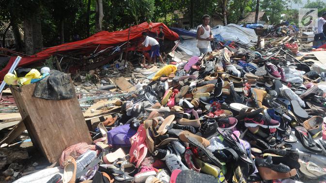 Warga mengumpulkan sisa harta benda usai tsunami menerjang Kampung Sumur, Ujung Kulon, Banten, Selasa (24/12). Menurut saksi, gelombang tsunami yang menerjang Kampung Sumur terjadi sebanyak tiga kali. (Merdeka.com/Arie Basuki)