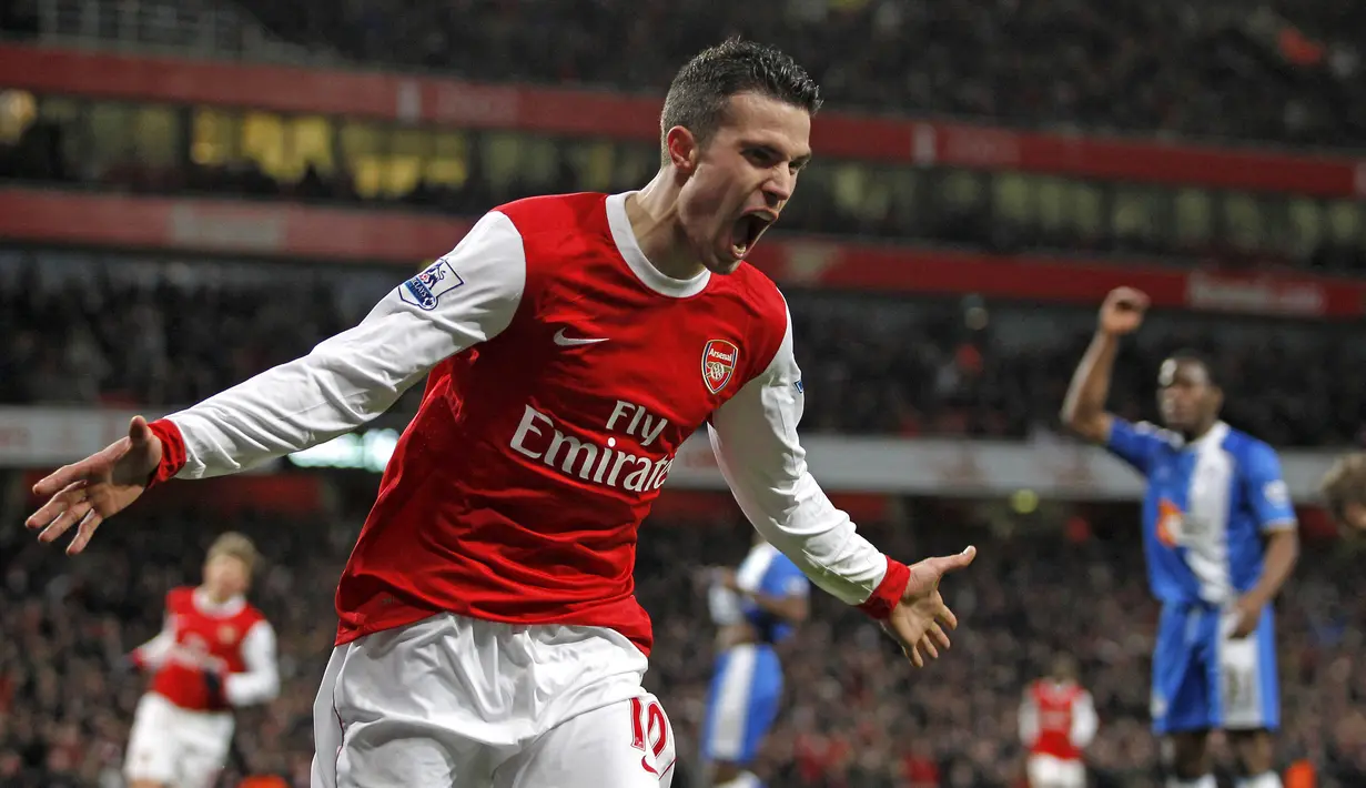 <p>Robin van Persie merupakan salah satu pemain yang berhasil menjadi top skor liga di dua klub yang berbeda. Saat berseragam Arsenal, ia berhasil mencetak 30 gol yang membuatnya memenangkan Sepatu Emas, Pemain Terbaik PFA, dan Penghargaan Pemain Terbaik FWA pada musim 2011/12. Ia juga mampu melesatkan 11 assist sebelum dirinya berubah posisi sebagai striker murni bersama The Gunners. Sementara itu, gelar Sepatu Emas pertama lainnya ia rengkuh saat bermain di Manchester United dengan menorehkan 26 gol. (AFP/Ian Kington)</p>