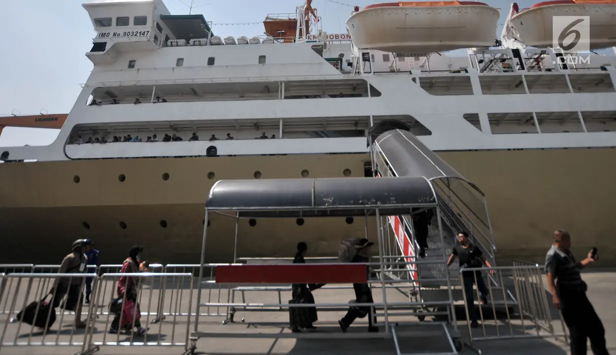 <p>Pemudik menaiki KM Dobonsolo tujuan Tanjung Emas Semarang di Terminal Nusantarapura, Pelabuhan Tanjung Priok, Jakarta, Kamis (30/5). Jumlah pemudik yang menggunakan kapal laut dari Pelabuhan ini diprediksi akan bertambah hingga hari puncak 1 Juni 2019. (merdeka.com/Iqbal S. Nugroho)</p>