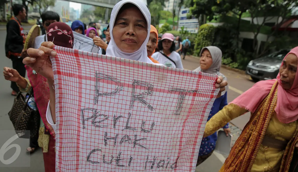 Aksi Pekerja Rumah Tangga (PRT) di depan Gedung Kementerian Pemberdayaan Perempuan, Jakarta, Senin (9/11). Mereka menuntut diakui sebagai pekerja yang dilindungi dan dipenuhi hak-haknya. (Liputan6.com/Faizal Fanani)