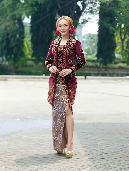 Untuk mempercantik penampilannya, Zaskia juga menata rambut pirangnya dengan sanggulan dan menghias rambutnya dengan dua mawar merah. (Instagram/zaskia_gotix).