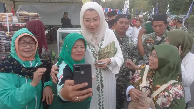 Arzeti Bilbinan melakukan senam bersama dengan ibu-ibu di Sidoarjo.