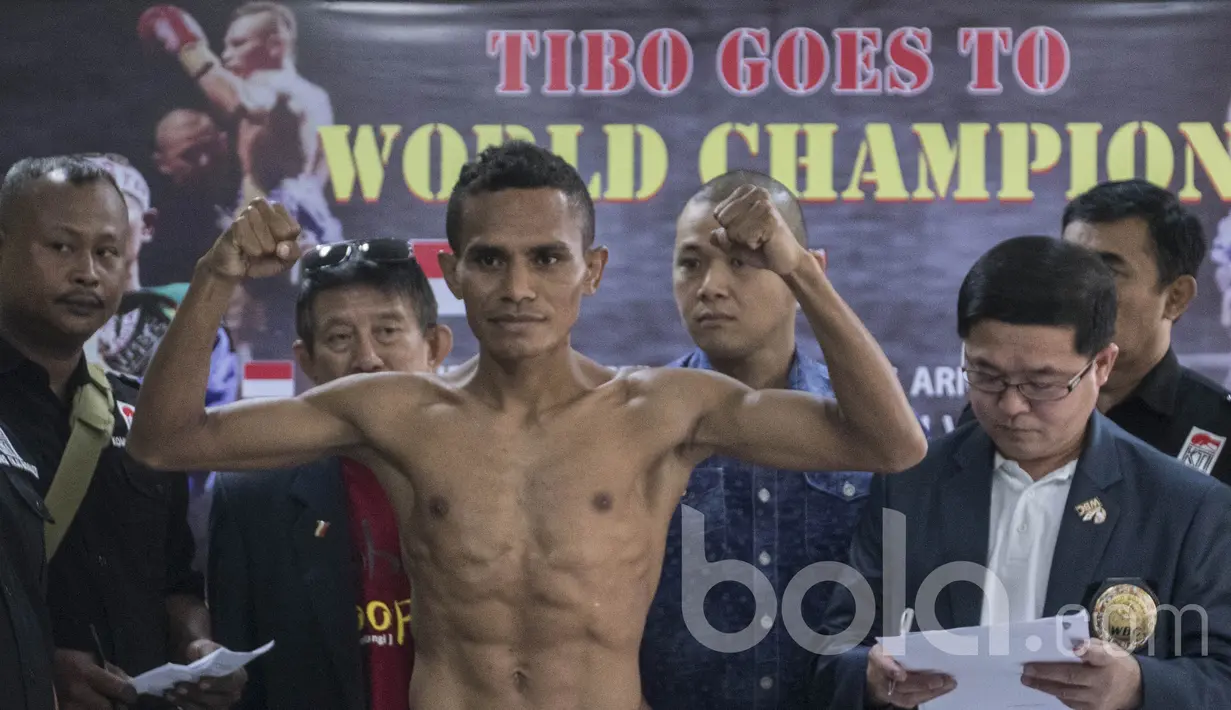 Petinju Indonesia juara WBC Internasional kelas terbang junior, Tibo Monabesa, timbang badan jelang laga mempertahankan gelar melawan petinju Filipina, Arnold Garde, di GOR Cendrawasih, Jakarta, Jumat (19/5/2017). (Bola.com/Vitalis Yogi Trisna)