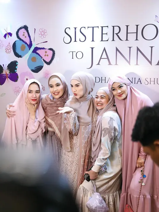 Ussy Sulistiawati kenakan busana muslim syar'i yang simple berwarna pink pastel. Penampilan sederhananya didukung dengan lipstik merah [@_irishbella_]