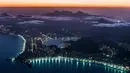 Pemandangan udara dari pantai Copacabana pada saat senja di Rio de Janeiro, Brasil. (AFP PHOTO/Yasuyoshi CHIBA)