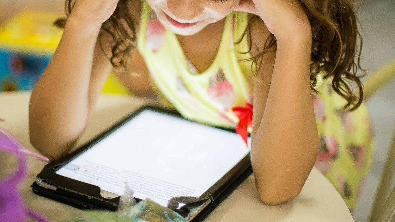 Screen Time Berlebih Bisa Picu Gangguan Perkembangan Emosi Anak