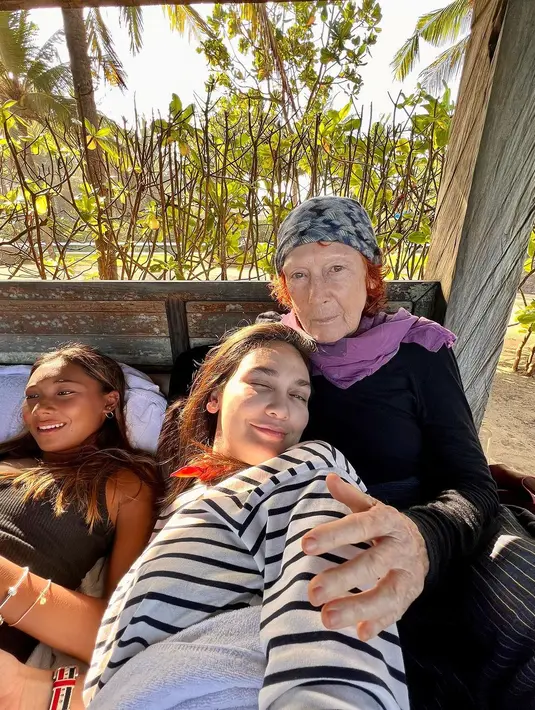 Luna Maya baru saja menikmati liburan bersama keluarganya. Seperti diketahui, keluarga Luna berada di Pulau Dewata. Berikut potret bahagia artis kelahiran Denpasar itu kumpul bersama saat libur. [Instagram/lunamaya]