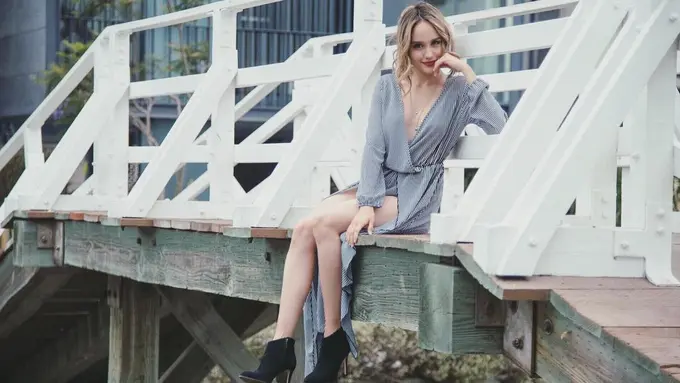 [Bintang] Pamer Paha Mulus, Ini 5 Outfit Andalan Si Cantik Cinta Laura