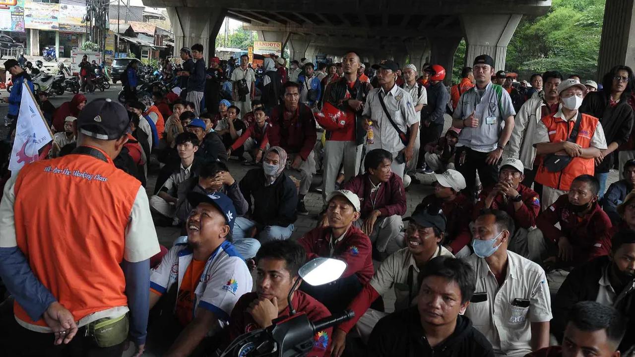 Meski begitu, pihaknya akan berupaya  menjaga laju inflasi demi melindungi daya beli kaum buruh.<br>