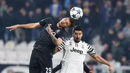 Pemain Juventus, Sami Khedira (kanan) berduel dengan pemain Porto, Francisco Soares pada Babak 16 Besar Liga Champions di Juventus Stadium, (14/3/2017). Juventus menang 1-0. (EPA/Alessandro Di Marco)