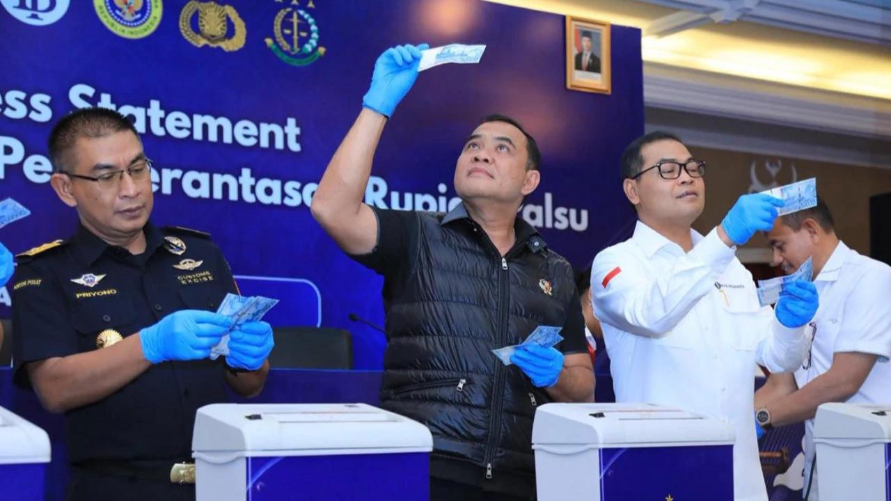 FOTO: Bareskrim dan Bank Indonesia Musnahkan Ratusan Ribu Lembar Uang Palsu
