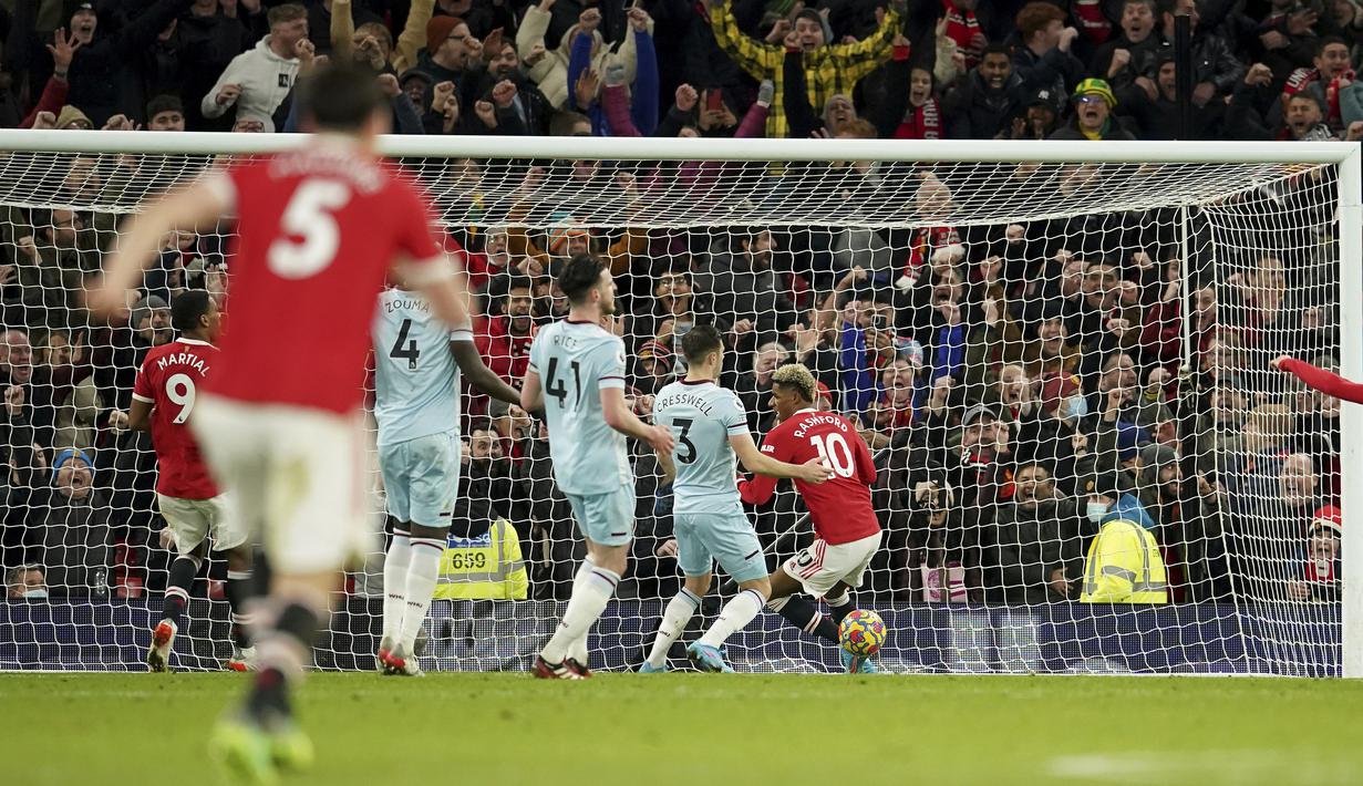 Saat laga memasuki injury time dan hampir berakhir imbang 0-0, Marcus Rashford yang baru dimasukkan pada menit ke-62 menggantikan Anthony Elanga berhasil menjebol gawang West Ham United usai menerima umpan Edinson Cavani. (AP/Dave Thompson)
