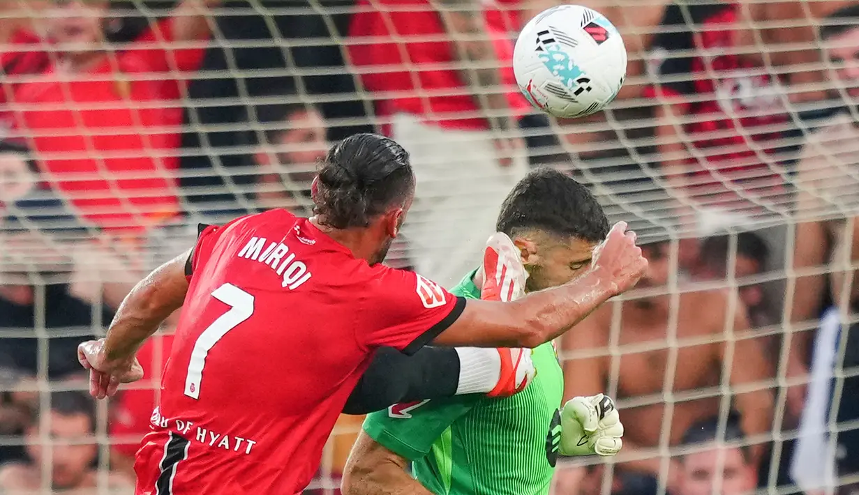 Blaugrana tampil tak terbendung setelah Mallorca dipaksa bertarung dengan sembilan pemain sejak babak pertama akibat dua kartu merah. (AFP/Jaime Reina)