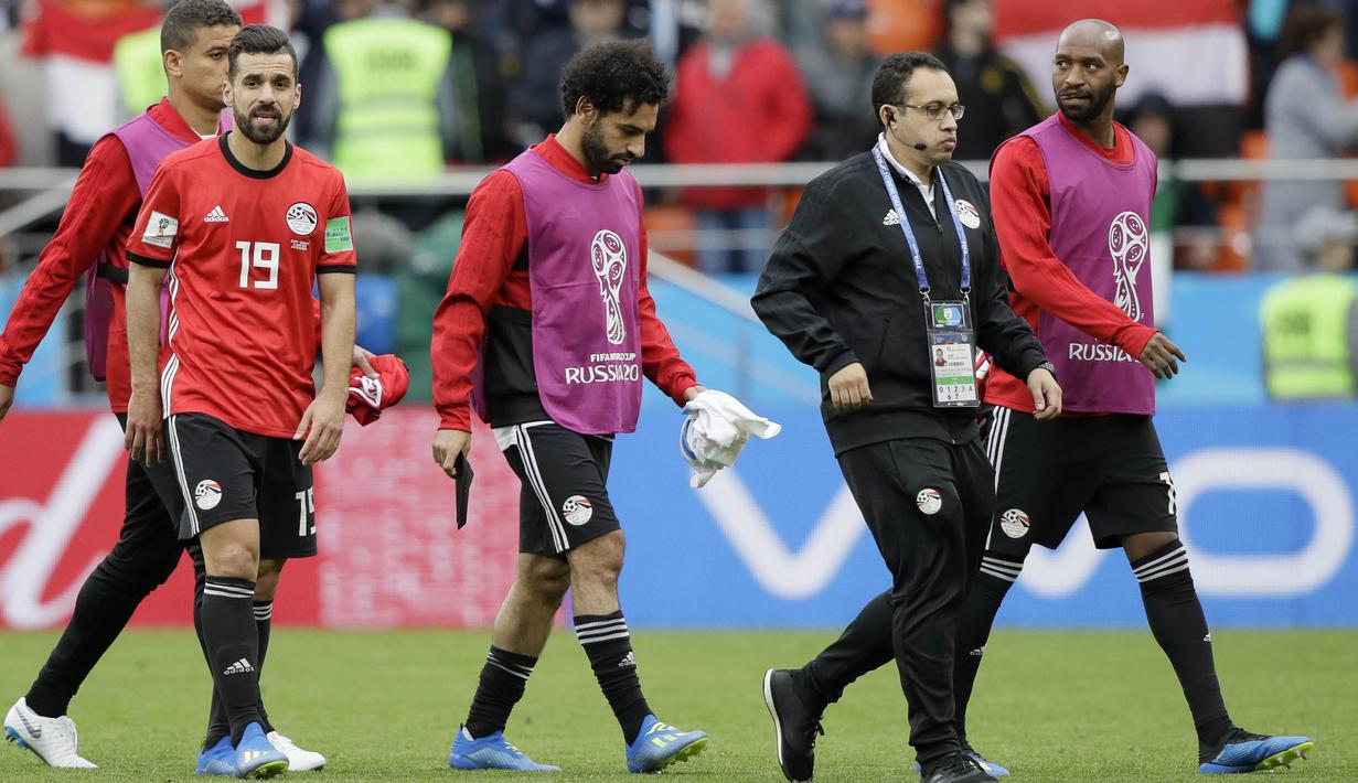 Striker Mesir, Mohamed Salah, tampak lesu saat Mesir ditaklukkan Uruguay pada laga Piala Dunia di Stadion Ekaterinburg, Jumat (15/6/2018). Mohamed Salah tidak dimainkan karena masih cedera. (AP/Mark Baker)