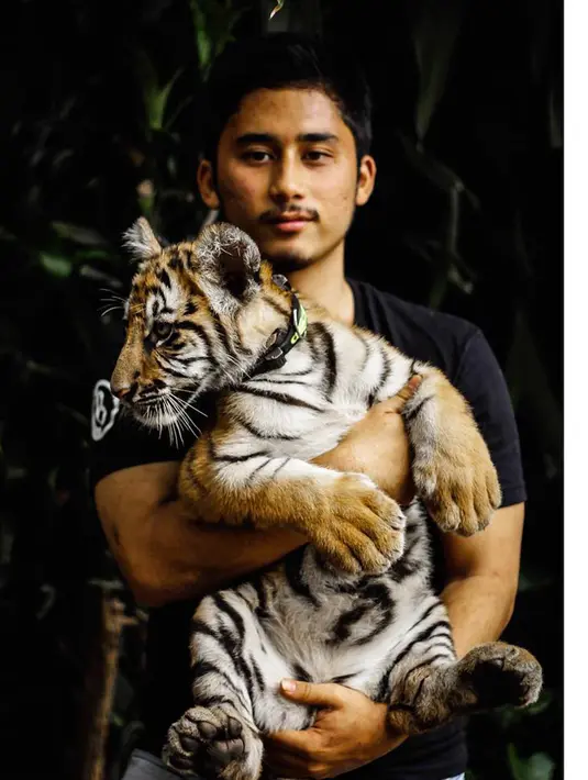 Pria yang berusia 23 tahun ini pun merupakan pecinta binatang. Di dalam rumahnya, Alshad memiliki banyak hewan peliharaannya seperti harimau, burung unta, beo, dan rusa. (Liputan6.com/IG/@alshadahmad)