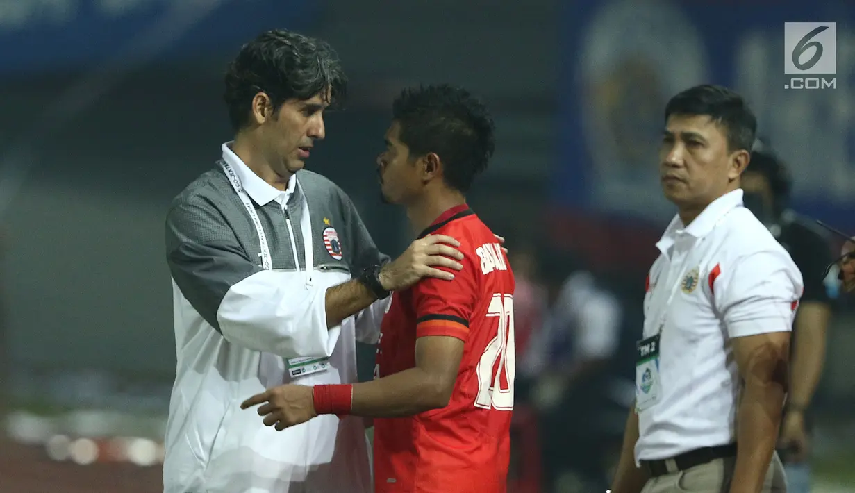 Pelatih Persija, Stefano Cugurra (kiri) berbincang dengan Bambang Pamungkas usai memenangi laga melawan Arema FC dilanjutan Liga 1 Indonesia di Stadion Patriot Candrabhaga, Bekasi, Jumat (2/6). Persija unggul 2-0. (Liputan6.com/Helmi Fithriansyah)