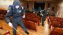 Tentara Korea Selatan yang mengenakan pakaian pelindung menyemprotkan desinfektan di sebuah gereja di Seoul,Selasa (3/3/2020). Seoul mengerahkan tentara untuk menyemprotkan disinfektan di jalan dan gang-gang untuk mencegah penyebaran virus corona COVID-19 . (Kim Do-hoon/Yonhap via AP)