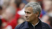 Ekspresi kekecewaan Jose Mourinho saat melihat permainan buruk Manchester United kala menjamu Manchester City di Old Trafford, Sabtu (10/9/2016). (Reuters)