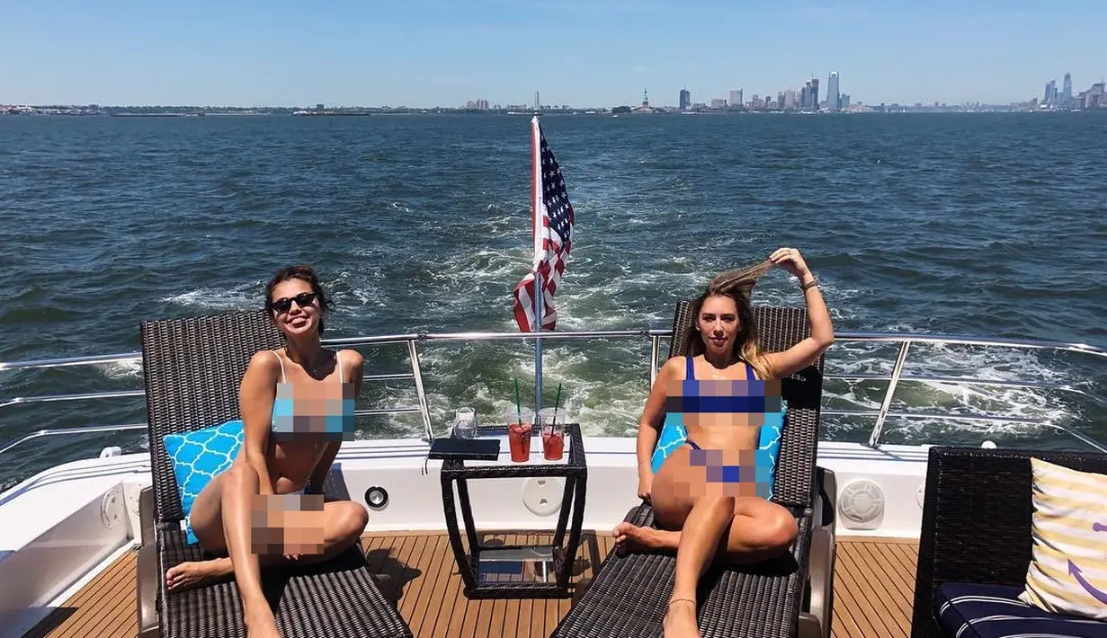 Selena tetap bersenang-senang dengan para sahabatnya dan berlayar keliling New York. (instagram/tmarie247)