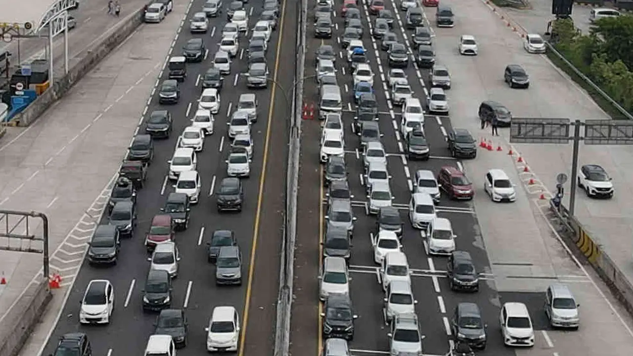 H-2 Idul Fitri 1443H, Gerbang Tol Cikampek Masih Padat