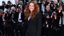 <p>Julia Roberts mengulang tampilannya di Festival Film Cannes. Ia tampak mengenakan setelan hitam berpinggang ramping dan strappy heels. Foto: Vogue.</p>